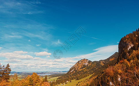 欧洲阿尔卑斯山的美丽性质 秋季高山 湖泊和村庄的风景 旅行和旅游目的地等 天空 奥地利图片