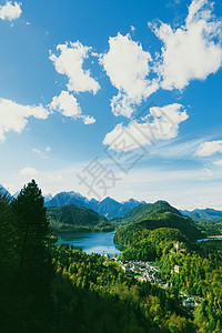 欧洲阿尔卑斯山的美丽自然 春季高山 湖泊和村庄的景观 旅游和目的地 巴伐利亚 云图片