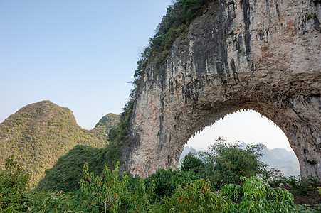 扬水的月山顶石层 月亮山 爬坡道 美丽的 洞 天际线图片