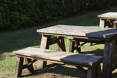 放在花园的木制桌布上 太阳照在桌子上图片