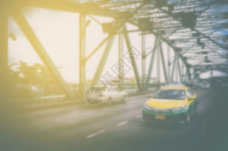 泰国曼谷纪念桥上模糊的出租车图片