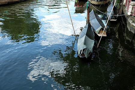 在泰国曼谷法西查罗恩运河上漂浮的船图片