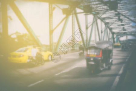 泰国曼谷纪念桥上模糊的笃笃出租车图片