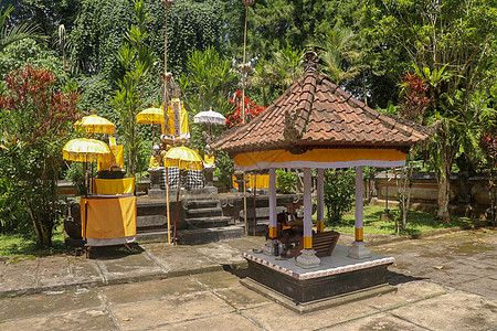 印度尼西亚巴厘岛 Batukaru 寺附近的印度教寺庙 相信巴厘岛人的帐幕 巴厘岛文化 热带植物中黄色和白色装饰伞的特写 历史 图片