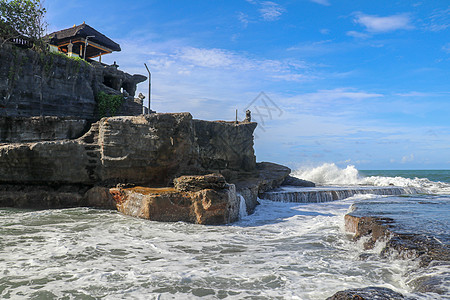 印度尼西亚巴厘岛史诗场景中美丽的海神庙 — 自然与建筑背景 朝圣寺坐落在一块巨大的沿海岩石上 旅游 寺庙图片