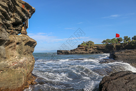 印度洋沿岸的寺庙 靠近神圣的巴厘岛海神庙 位于海岸线的悬崖边缘 岩石上有洞 当地印尼人的圣地 日落 宗教图片