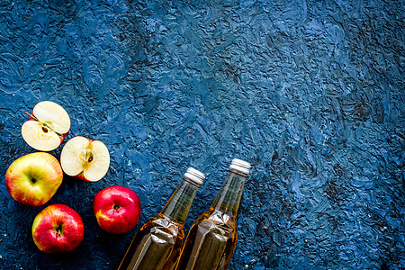 蓝色桌面上自上而下文字空间上的苹果苹果醋醋瓶 甜的 喝图片