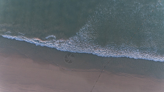 日落前海滩的海浪图片