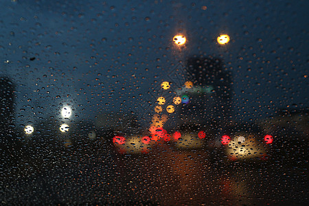 夜生活背景散景和玻璃上的雨滴模糊散景照明多彩 背景虚化 圣诞节图片