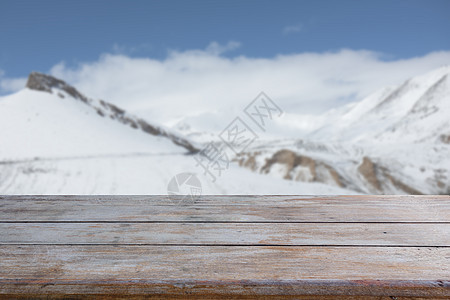 有雪峰和蓝天背景的旧木桌 美丽的 自然 空的图片