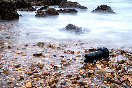 DSLR 在海浪下浸湿的石沙滩上的德国航天中心照相机 单反 旅行图片