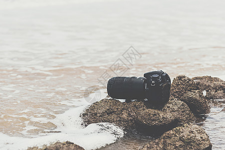 DSLR 在海浪下浸湿的石沙滩上的德国航天中心照相机 海洋 旅行图片