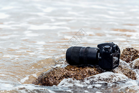 DSLR 在海浪下浸湿的石沙滩上的德国航天中心照相机 石滩 展示图片