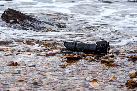 DSLR 在海浪下浸湿的石沙滩上的德国航天中心照相机 远程 电子产品图片