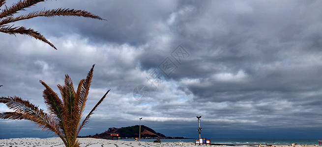 乌云多云的天空 浅滩上布满了钉子图片