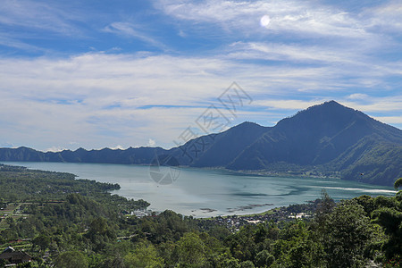 印度尼西亚巴厘岛阿邦山下巴图尔火山火山口的高山湖泊 大型饮用水水库的安静水平 高耸的山峰耸立在湖面上 蓝天 云 美丽图片