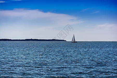 蓝色波浪和游艇的海景图片