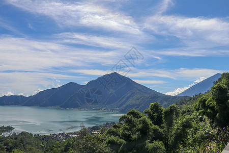 印度尼西亚巴厘岛阿邦山下巴图尔火山火山口的高山湖泊 大型饮用水水库的安静水平 高耸的山峰耸立在湖面上 蓝天 远足 背包图片