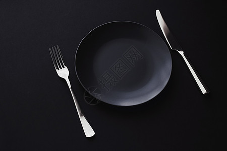 黑色背景的空板和银器 节日晚宴的优质餐桌餐具 最起码的设计和饮食 假期 盘子图片
