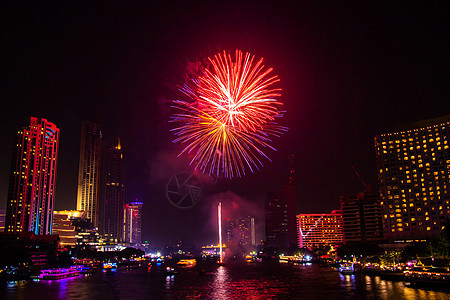 夜市风景背景的烟花色彩多彩的庆祝节日 前夕图片