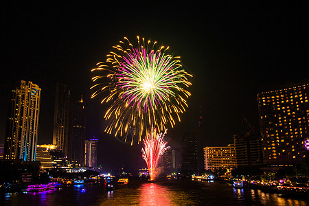 夜市风景背景的烟花色彩多彩的庆祝节日 蓝色的图片