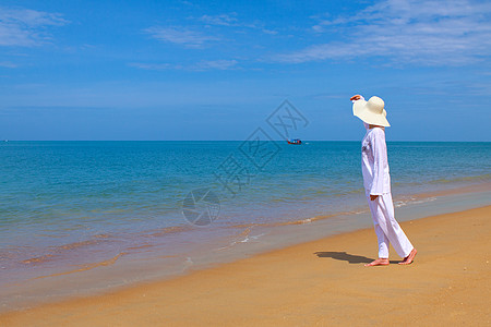 休假时间 冥想 海景 酷暑 游客 女孩 假期 旅行图片