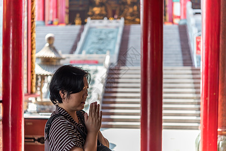 泰国佛教祈祷虔诚的朝拜 女士 崇拜 女孩 金的 庆典图片