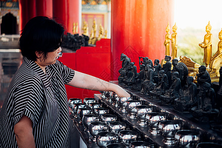 泰国佛教祈祷虔诚的朝拜 金子 花的 假期 金的 寺庙图片