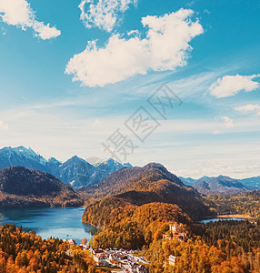 欧洲阿尔卑斯山的美丽性质 秋季高山 湖泊和村庄的风景 旅行和旅游目的地等 德国 蒂罗尔图片