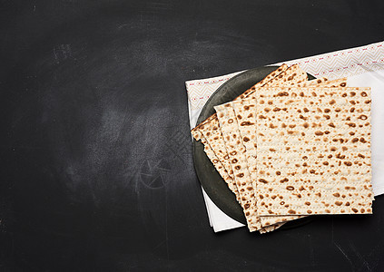 黑木本底的烤方形堆叠 马佐 床单 小麦 犹太教 希伯来语图片