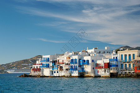 希腊米科诺斯日落 港口有游轮和游艇 运输 云图片