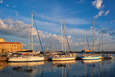 希腊克里特岛Chania旧港口的游艇和船只 房子 城市图片