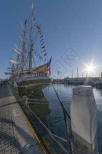 2019年6月21日法国古董高高船 船只停靠海牙港在阳光明蓝的天空下图片