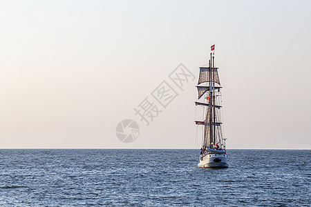 古董高架船 离开海牙港的船只 在温暖日落和金色天空下的斯欣宁根号 欧洲 码头图片