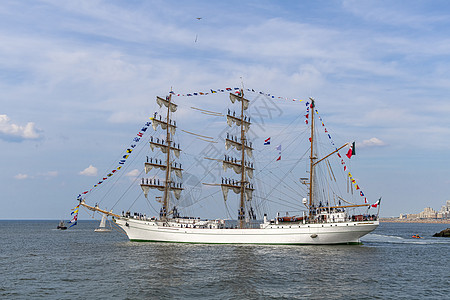 古董高架船 离开海牙港的船只 在阳光明媚和蓝色的天空下 欧洲 帆船图片