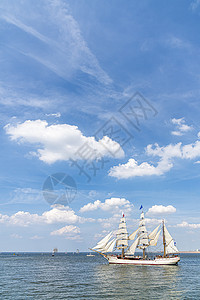 古董高架船 离开海牙港的船只 在阳光明媚和蓝色的天空下 通勤 克里斯托弗·哥伦布图片