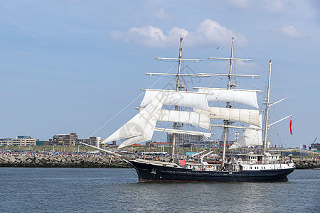 古董高架船 离开海牙港的船只 在阳光明媚和蓝色的天空下 水 克里斯托弗·哥伦布图片