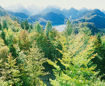 欧洲阿尔卑斯山的美丽自然 春季高山 湖泊和村庄的景观 旅游和目的地 春天 山脉图片