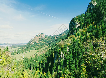 欧洲阿尔卑斯山的美丽自然 春季高山 湖泊和村庄的景观 旅游和目的地 太阳 瑞士图片