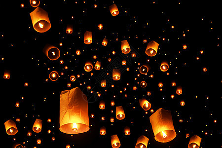 新年前夕和泰国清迈传统的易平灯节将成群的天浮动灯笼发射到空中 校对 Portnoy图片