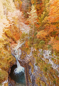 欧洲阿尔卑斯山的美丽性质 秋季高山 湖泊和村庄的风景 旅行和旅游目的地等 山脉 云图片