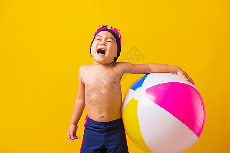 穿着泳衣微笑的男孩 握着沙滩球 水 假期 婴儿图片