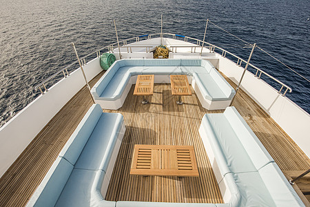 豪华汽车游艇船首甲板上的桌椅 奢华 巡航 木头图片