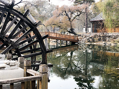 画展展厅中国在一片平静的小河里 和背景的一小片展厅中 游客 河北背景