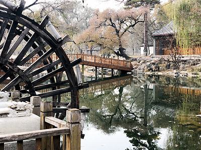 中国在一片平静的小河里 和背景的一小片展厅中 游客 河北图片