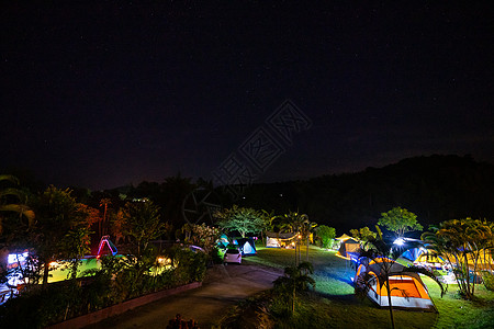 夜间在自然公园露营和帐篷 蓝色的 天空 木头 旅游图片