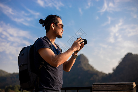 亚洲男子观光客正在使用相机拍摄现场照片 校对 Portnoy 旅游 摄影图片