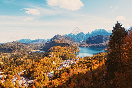 欧洲阿尔卑斯山的美丽性质 秋季高山 湖泊和村庄的风景 旅行和旅游目的地等 森林 树木图片