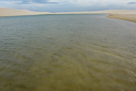 在兰科瓦马兰亨尼民族 沙丘中间的湖边 东北图片