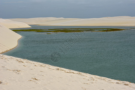 在兰科瓦马兰亨尼民族 沙丘中间的湖边 马拉尼奥图片